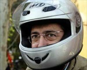 Zoido pide aumentar los aparcamientos de motos y permitir que pasen por el carril bus