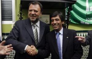 El alcalde y Paco Chaparro reciben la insignia de la Peña Bética de Triana