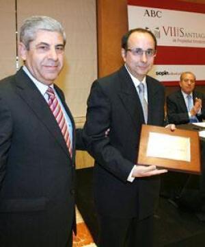Leopoldo José Porfirio Carpio recogió anoche el premio Gutiérrez Anaya en la Casa de ABC