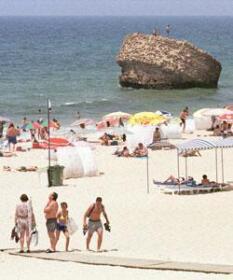 Numerosos sevillanos utilizan cada fin de semana el autobús para ir a las playas de Huelva