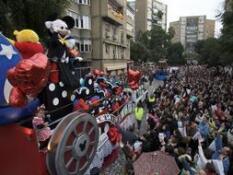 Los Reyes Magos recorren Sevilla y reparten 50.000 kilos de caramelos