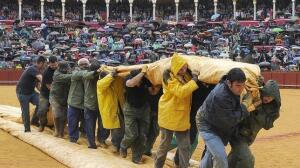 Polémicas taurinas bajo la lluvia