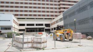 Parón en las obras del Hospital Militar y despido de trabajadores