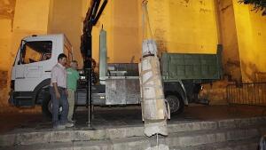 Una grieta obliga a retirar una de las columnas de las Gradas