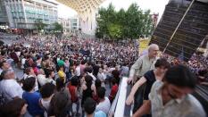 Ambiente festivo en Sevilla en la concentración de miles de indignados