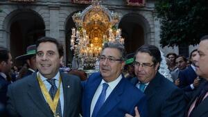 Sevilla se vuelca con el regreso del Rocío de Triana a su capilla