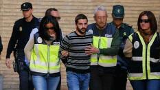 Increpan a Carcaño a la salida del hospital tras hacer el «test de la verdad»