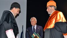 Felipe González apadrina a Joaquín Moya-Angeler como Doctor Honoris Causa
