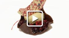Compota de frutos rojos estofados con helado de pistacho y teja de chocolate