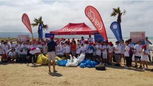 Coca-Cola limpia la costa con su plan "Mares circulares"