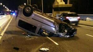 Un aparatoso accidente colapsa la entrada a Sevilla por el puente de las Delicias