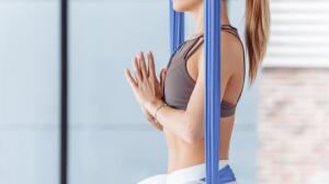 Aeroyoga: guía para ponerte en forma colgándote de una sábana
