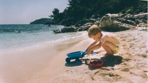 Bebés en la playa o piscina: ¿Cuál es el mejor pañal para el agua?