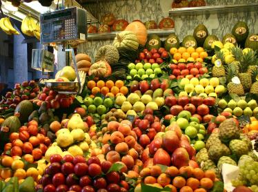 Los fruteros reaccionan a la subida de precios de la fruta este verano: «está todo muy caro»