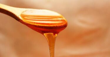 Freno a los siropes y sucedáneos: opciones para comprar miel andaluza de la colmena a la mesa