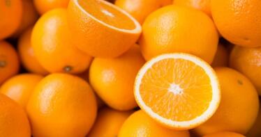 La caída del consumo y la falta de mano de obra estrangulan al sector citrícola