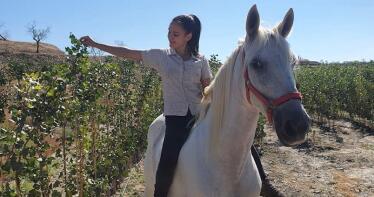 El campo sí es para los jóvenes: María y Julián hacen del pistacho su gran sueño
