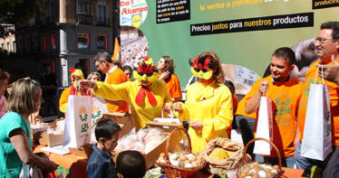 Situación límite: mientras el consumidor paga más de 3 €/kg por el pollo, el granjero recibe apenas 0,15 €/kg