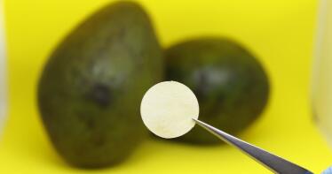Desarrollan un bioplástico a base de la piel y el hueso de los aguacates