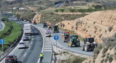 Cerca de 200 tractores colapsan la A-92 para exigir al Gobierno ayudas por sequía