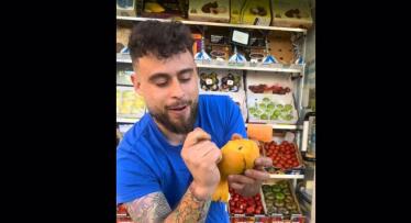 Un frutero de Madrid alucina con un melón de Cádiz: «No hay ninguno que huela como este»