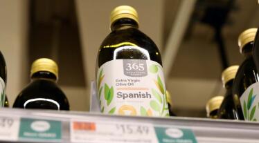 El sector oleícola español sigue ganando presencia en EEUU: las ventas de aceite envasado superan al granel